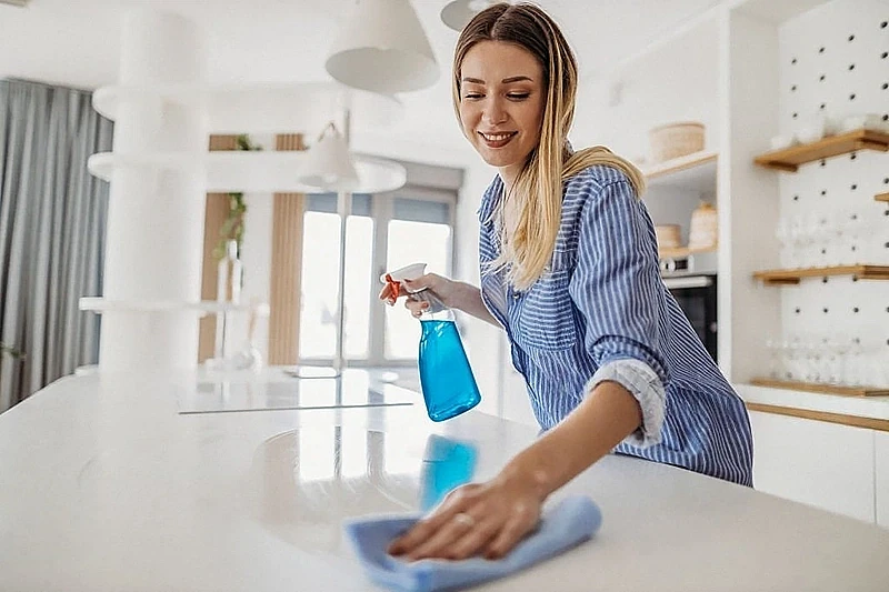 Kitchen Cleaning: The Challenge of Grease and Residue