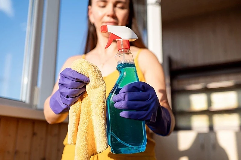 Interior Window Cleaning: Precision and Control