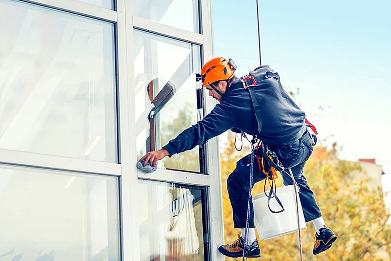 Exterior Window Cleaning at Height: Safety and Technology